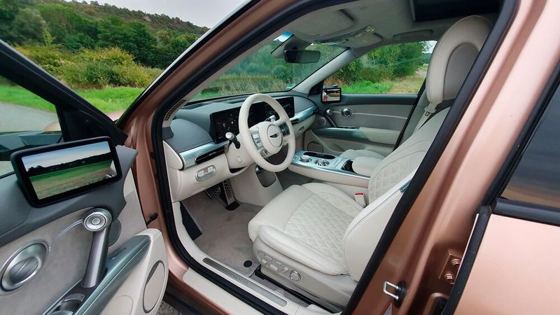 3. Das Interieur: Hoffentlich sind die Schuhe nicht dreckig! Das ist der erste Gedanke, wenn man im Innenraum Platz nimmt. Schließlich sind nicht nur die weichen Nappasitze und die Innenraumbekleidungen hellbeige, sondern auch der Teppichbelag. Fraglich ist, wie der nach ein paar Jahren aussieht.  (Bild: Mauritz – VCG)