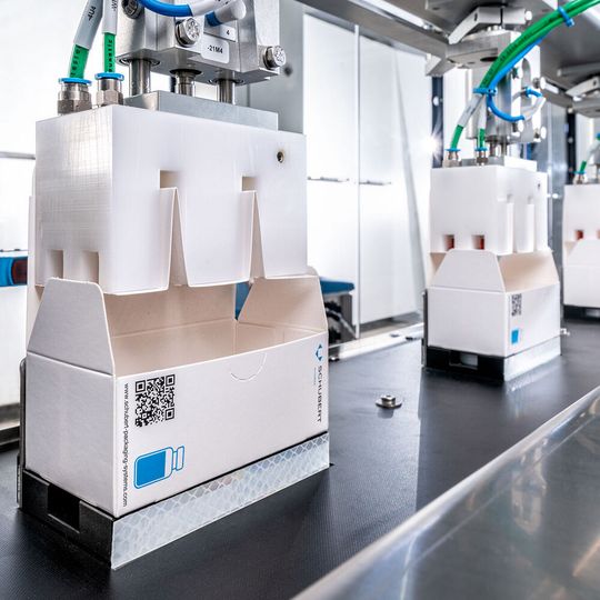 Schubert-Pharma hat sich mit seinen flexiblen Maschinen auf das Top-Loading-Verfahren im Sekundärverpackungsbereich spezialisiert. Schubert-Pharma hat sich mit seinen flexiblen Maschinen auf das Top-Loading-Verfahren im Sekundärverpackungsbereich spezialisiert.