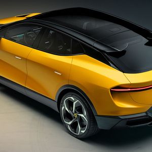 Am Heck des Eletre fällt das durchgehende Leuchtenband ins Auge.(Bild:  Lotus)