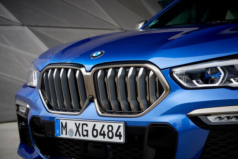 Frontal gesehen beherrscht neben den gewaltigen Lufteinlässen der wie schon bei anderen Modellen vergrößerte Kühlergrill die Szenerie. (BMW)