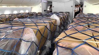 Die von Group7 beförderten Schutzanzüge und Masken fliegen teilweise in umgebauten Passagiermaschinen ein. (Group7)