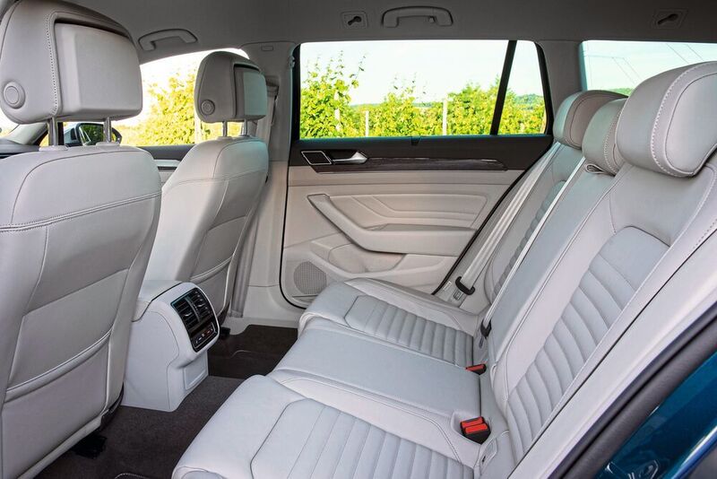 Die Fondgäste genießen ein schönes Ambiente mit feinen Materialien und außerdem viel Beinfreiheit. (Volkswagen)