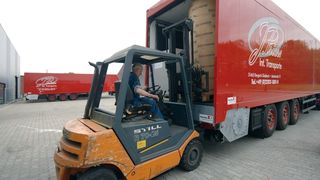 Die manuelle Verladung von Waren mit Staplern und die Sicherung nicht homogener Ladungen brauchen oft viel Zeit und Personal.Bilder: Westfalia (Archiv: Vogel Business Media)
