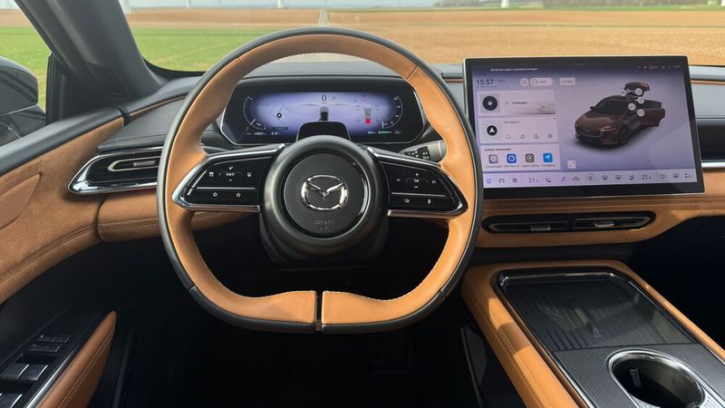 5. Das Fahrercockpit: Im Blickfeld des Fahrers befinden sich gleich drei große Displays. Zum fahrerorientierten, 14,6 Zoll großen Multimedia-Display in der Mittelkonsole gesellen sich ein 10,2 Zoll großes Instrumenten-Display über dem Lenkrad und ein Head-up-Display. Das stellt sicher, dass der Fahrer seinen Blick nicht von der Straße abwenden muss. (Bild: Achter – VCG)