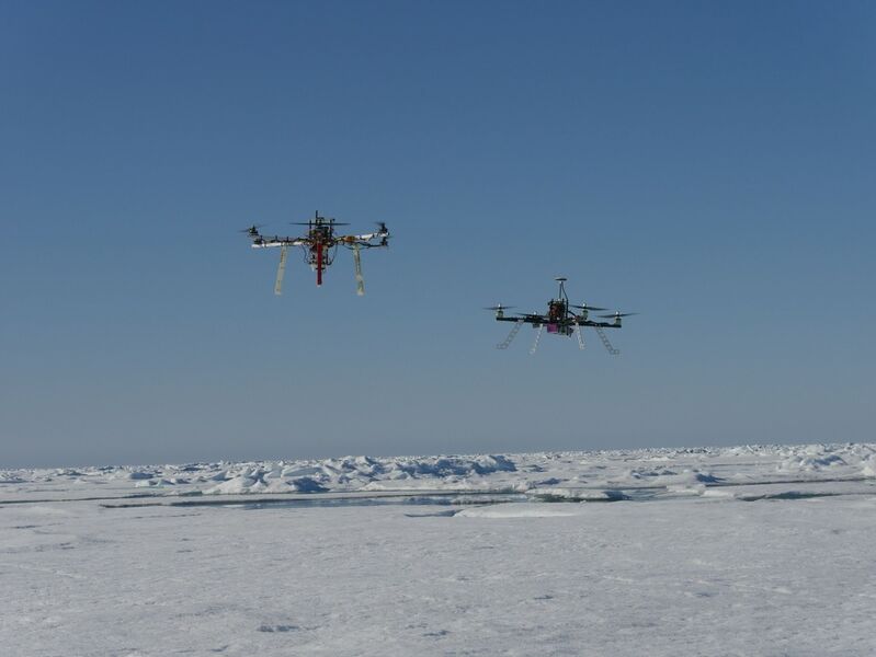 Extreme Kälte ist kein Problem: Multikopter fliegt autonom durch die Arktis. (Alfred-Wegener-Institut / Tobias Mikschl)