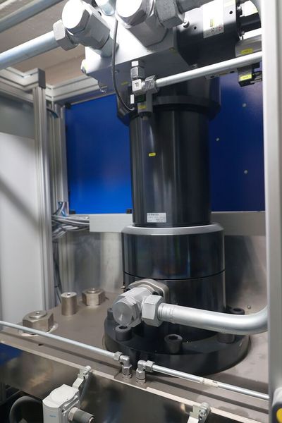 Der Antrieb der Presse: Der Druck von bis zu 200 bar im Primärkreislauf reicht angesichts des großen Zylinders und der relativ kleinen Projektionsfläche der sechs Stempel bei weitem aus, um die Grünlingformen im Prozess sicher zu verschließen.   (Bild: Maschinenmarkt/rw)