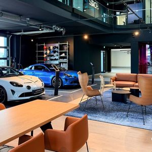 Technologie und Wohlfühlatmosphäre werden im Showroom gekonnt vereint. (Bild:  Autohaus Sirch)