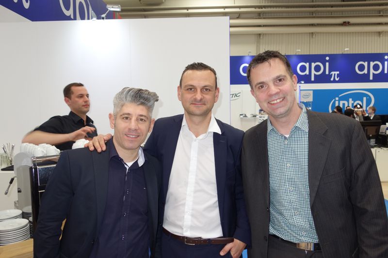 (v. l.) Savas Günes, api, Kresimir Gabrilovic, Fujitsu, und Frank Fitze, Kingston, sind auch keine Physiker und konnten mir keine Tipps geben. (Bild: IT-BUSINESS)