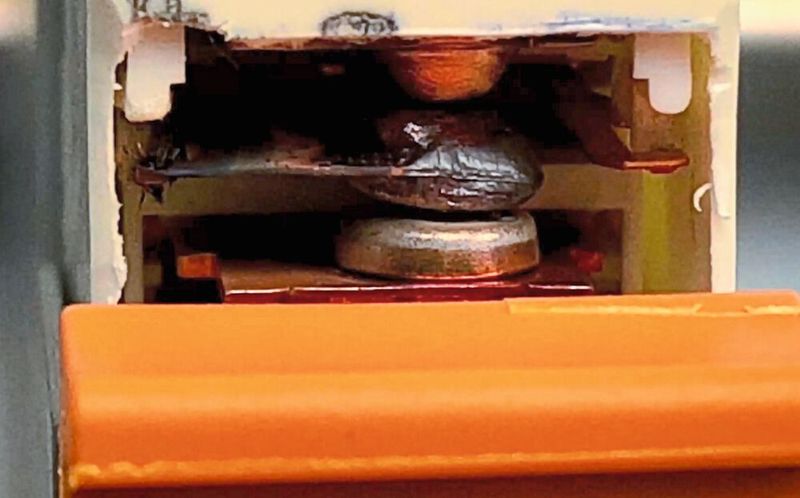 Bild 2: Durch wenige Schaltvorgänge aufgrund des Lichtbogens zerstörter Kontakt in einem Elementar-Relais. (Bild: Phoenix Contact)