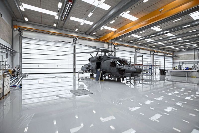 Die mit Fiberglaspaneelen oder Wärmeschutzverglasung ausgestatteten Außentore des Typs „Spacelite“ können mit bis zu 15 m Breite und bis zu 16 m joch realisiert werden. (Bild: Butzbach)