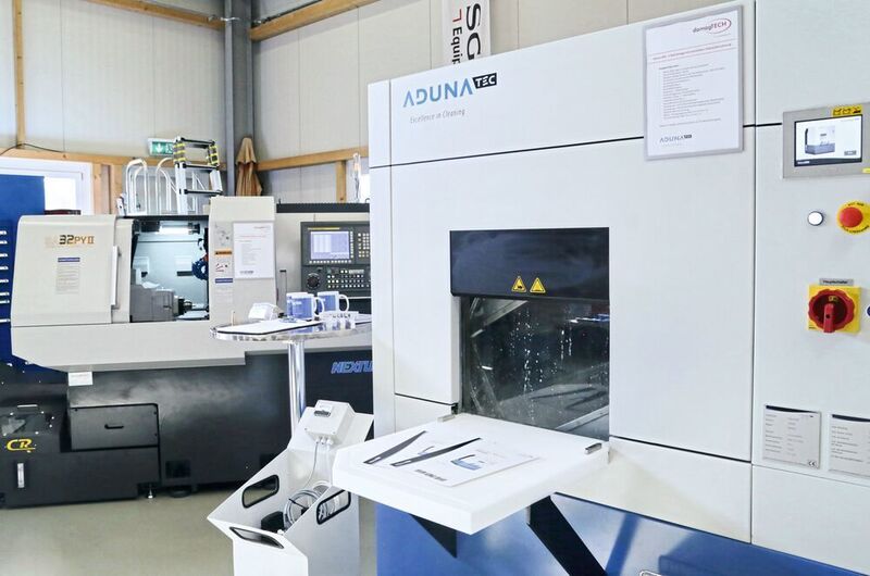 Mitveranstalter Demagtech zeigt einen Nexturn-Langdrehautomaten für anspruchsvolle Drehteile und die kompakte Aduna-K90-2-Bad-Teilereinigungsanlage mit Ultraschall.  (Anne Richter, MM)
