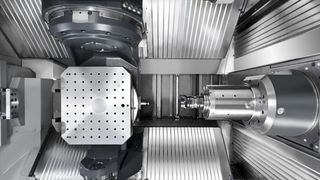 Auf der EMO 2025 zu sehen: das Heller 5-Achs-Berabeitungszentrum HF 3500. Es zeichnet sich die durch Tischkinematik mit standardmäßig verbauten Gegenlagern sowie durch hohe Dynamik und kurze Nebenzeiten aus. (Bild: Heller)