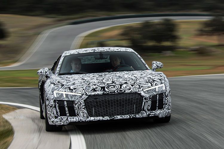 Als Audi vor acht Jahren den R8 eingeführt hat, war das eine Kriegserklärung an den Porsche 911. Jetzt legt der Hersteller noch einmal nach. (Foto: Audi)