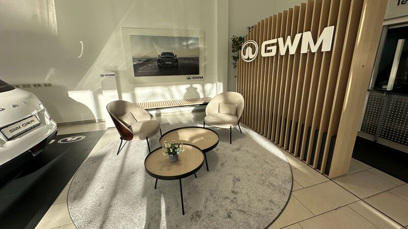 Seit Herbst ist klar, dass Great Wall Motor seine Fahrzeuge in Deutschland unter der Marke GWM verkauft. Die CI-Ausstattung der Betriebe steht nun größtenteils fest.(Bild:  GWM)
