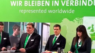 Jörg Kautter, Managing Director of Marketing & Technology bei Murrelektronik (3. von rechts), hat auf der SPS IPC Drives eine Revolution von IO-Link verkündet. (Bild: I. Näther)