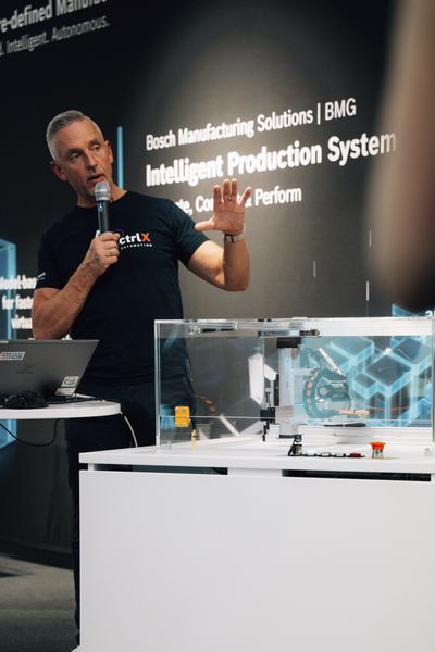 Prompting statt Programmieren: Mit dem KI-Agenten iXi in der Plattform ctrlX AUTOMATION geben Anwender nur noch das gewünschte Ergebnis vor. Die KI übernimmt Routineaufgaben wie Motion-Setup, I/O-Design und Code-Erstellung – und reduziert den Zeitaufwand um bis zu 70 Prozent. (Bild: Bosch)