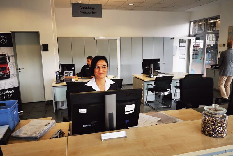 Das Lächeln der Belegschaft zieht sich durch den gesamten Betrieb. Es zeigt sich auch in der Serviceannahme für Nutzfahrzeuge – woanders meist ein eher hemdsärmliger Bereich. (Holz/»kfz-betrieb«)