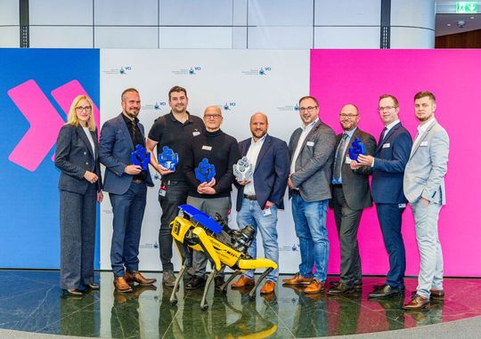 (v.l.n.r.): Ulrike Zimmer, VCI; Victor Kaupe, BASF Coatings; Cedrik Schlag, Honeywell Specialty Chemicals Seelze; Gregor Böhler, DSM-Firmenich; Andreas Möller, Dr. Michael Müller, Ursa-Chemie; Dr. Stefan Schneiderbauer, Daniel Quapp, Roman Hartung, Wacker Chemie(Bild:  Andreas Arnold)