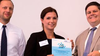 Der Preis Projekt des Jahres des VDW-Forschungsinstituts geht dieses Jahr an Nika Nowitziki, die die Sicherheit von Standard-SPS in einer Studie belegt hat. (Im Bild (v.l.n.r.): Sven Staiger, Index-Werke, Esslingen, Nika Nowizki, Institut für Maschinenelemente (IMA) der Universität Stuttgart, Dr. Alexander Broos, Leiter Forschung und Technik, VDW Frankfurt am Main) (Rainer Jensen/VDW)