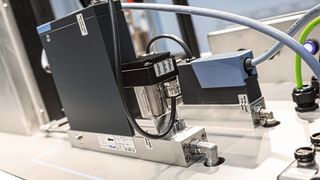 Der Durchflussregler für Flüssigkeiten (LFC) regelt das Wassserstoffperoxid, die Zerstäuberluft kommt parallel dazu über einen Massendurchflussregler (MFC) präzise dosiert zur Düse.  (Bürkert Fluid Control Systems)