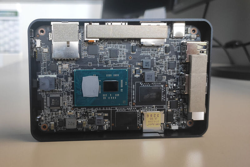 Auf dem winzigen Mainboard sitzt als Prozessor ein Intel Celeron N6211. Auf dem Chip findet sich neben dem 10-nm-Prozessor-Die noch der separate Chipsatz (PCH). (Bild: Vogel IT-Medien)