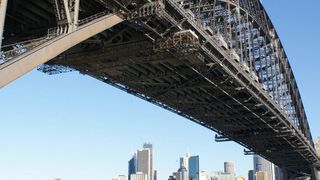 Bei der Instandhaltung der Sydney Harbour Bridge übernimmt ein Sandstrahlroboter die gefährliche und gesundheitsschädliche Schwerstarbeit, die Brückenkonstruktion mit Sand abzustrahlen. (Bild: Schunk)