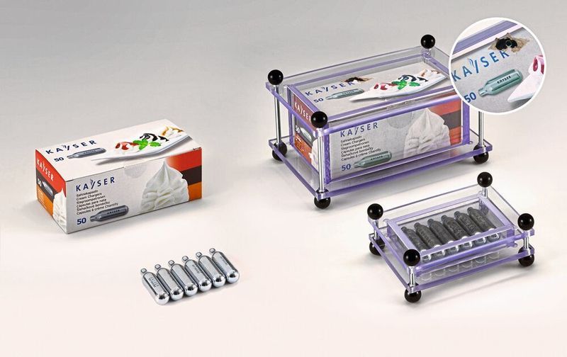 Der 2 Preis geht an die Kayser Sahnekapseln. Links das Original der Kayser Berndorf GmbH (Wien, Österreich), rechts die Fälschung der Female Foods BV (Woerden, Niederlande). Der Fälscher verletzt die Bildmarke „Kayser“ und kopiert eins zu eins Produkt und Verpackung. Die Fälschungen erfüllen Aktion Plagiarius e.V. zufolge keinerlei Qualitäts- und Sicherheitsstandards: Die Kappe einer gefälschten Kapsel sei bei normalen Lagerbedingungen und ohne Fremdeinwirkung explodiert. Die Kapseln seien innen verrostet; das Gas in den Kapseln sei verunreinigt und nicht lebensmittelecht. (Aktion Plagiarius e.V.)