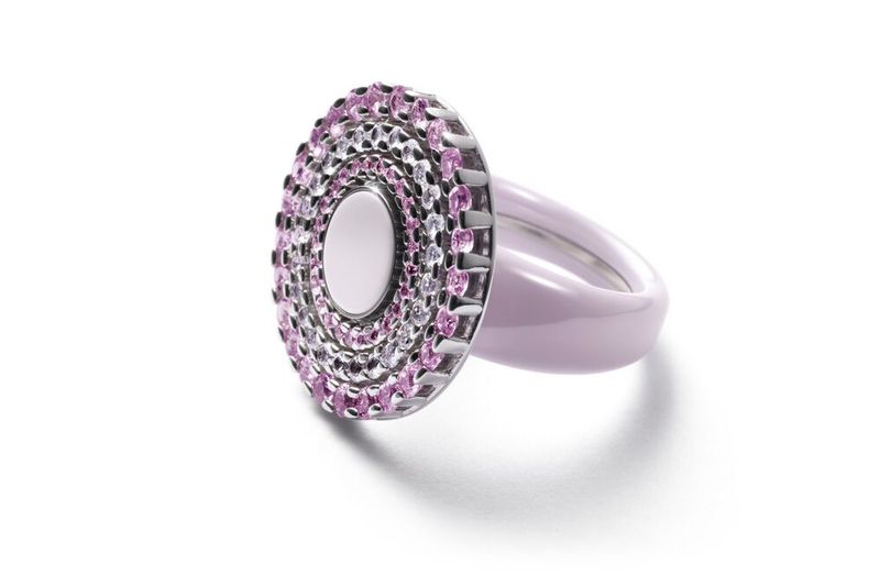 Dieser mit Safiren besetzte Touch-Ring (Kollektion Circulus) ist aus Keramik gefertigt. (Bild: ERNESTO MARTENS)