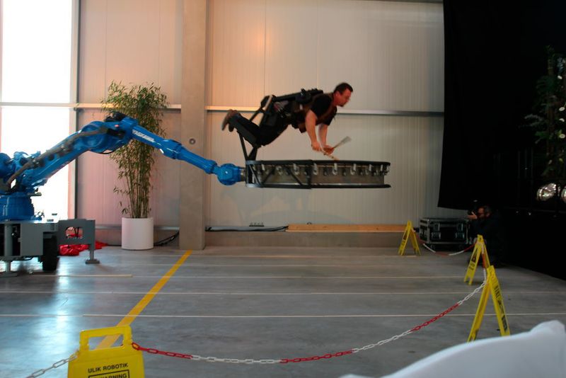 Nach der Pflicht kam die Kür: ein Yaskawa-Roboter in einer etwas anderen Anwendung. (Sonnenberg)