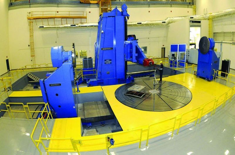 Ein Mehrachsen-Maschinenkopf bearbeitet Verbundwerkstoffteile auf deinem Drehtisch.  Bild: Ingersoll Machine Tools (Archiv: Vogel Business Media)