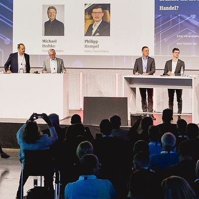 Die angespannte Ertragslage im Handel war das Thema einer von Wolfgang Michel (li.) und Dr. Martin Achter (re.) moderierten Podiumsdiskussion auf dem Automotive Business Day. Johannes Alings (v.li.), Stellantis, Peter Plagens, Gehrke-Econ-Gruppe, Michael Briante, ZDK , Philipp Hempel, Geely und Michael Hedtke, Autohaus Hedtke, schätzten die aktuelle Situation ein. (Bild: Stefan Bausewein)