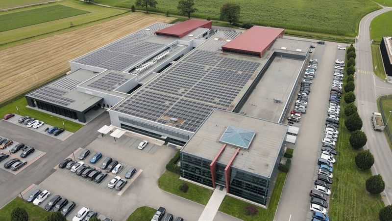Die 3800-Quadratmeter-Solaranlage auf den Dächern des Produktionsbetriebes in Delémont hat eine jährliche Produktionskapazität von 740 000 kW, was dem Strombedarf von rund 200 Haushalten entspricht. Die Reduzierung des ökologischen Fussabdrucks ist ein strategischer Schwerpunkt von Willemin-Macodel. (Willemin-Macodel)
