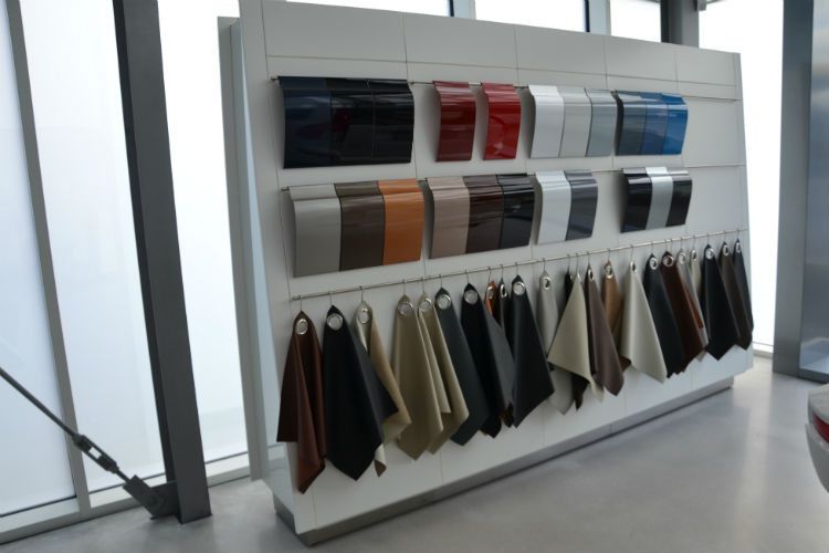 Die Lack- und Ledermusterwand ist im Autohaus Sachs ein zentraler Blickfang. (Foto: Mauritz)