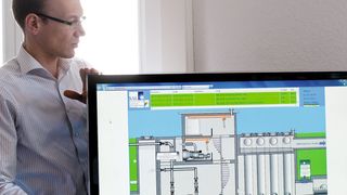 Lars Laubenthal, Geschäftsführer und leitender Projektingenieur bei Dr. Bellwon, zeigt, wie die Anlagenzustände übersichtlich visualisiert werden. (Bild: Wago)
