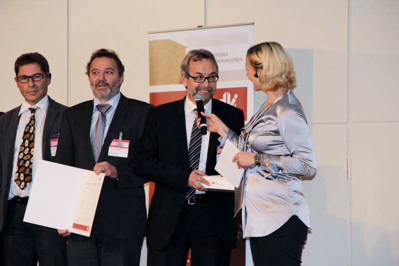 Thomas Starczewski von Designship sowie Gerhard Pick und Dieter Merkle von Schuler (v.l.n.r.) bei der Preisübergabe für den Deutschen Verpackungspreis. (Bild: Schuler)