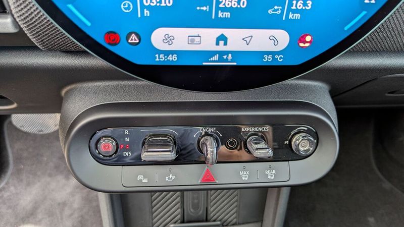 „Wo ist der Startknopf?“ Das fragen sich sicher nicht wenige Fahrer beim ersten Kontakt mit dem Mini. Nun, es gibt keinen – den Motor startet man durch Drehen der Schlüsselattrappe in der Mitte. Der Kippschalter links daneben dient der Wahl der Fahrtrichtung, der rechts der Wahl des Fahrmodus – oder laut Mini „Experiences“. (Bild: Rosenow – VCG)