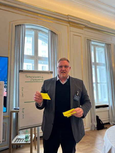Thorsten Raquet, CEO der Public Cloud Group, fasst die Ergebnisse aus dem Workshop zusammen. Es ging um die Rolle der KI jenseits der Infrastruktur. (Bild: Vogel IT-Medien)