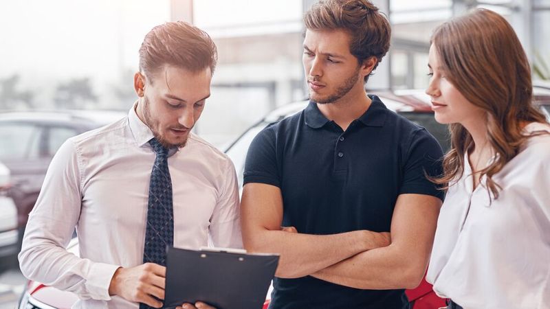 Gemeinsam lernen und Führungsverantwortung übernehmen: Die Händlerkooperation APM bietet Nachwuchsführungskräften eine Ausbildung zum Unternehmer im familiär gebundenen Automobilhandel an.(Bild: ©  kegfire - stock.adobe.com)