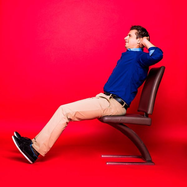 Übung 3 – Versteckte Situps
Grundposition: Die Grundposition ist ein aufrechter Sitz. Rutschen Sie auf dem Stuhl etwas nach vorne.
Bauchspannung: Nun lehnen Sie sich nach hinten. Atmen Sie ruhig und entspannt weiter. Bewegen Sie Ihren Oberkörper nur so weit nach hinten, dass Sie den Atem nicht pressen müssen. Das heißt, Sie sollten nebenbei noch reden können. Spannen sie die Bauchmuskeln an und halten Sie diese Spannung drei Sekunden lang. Kehren Sie wieder in die Ausgangsposition zurück.
Wiederholen Sie die Übung drei mal am Stück, dann machen Sie 15 Sekunden Pause. Diesen Satz wiederholen Sie acht mal. (Corpus Motum)