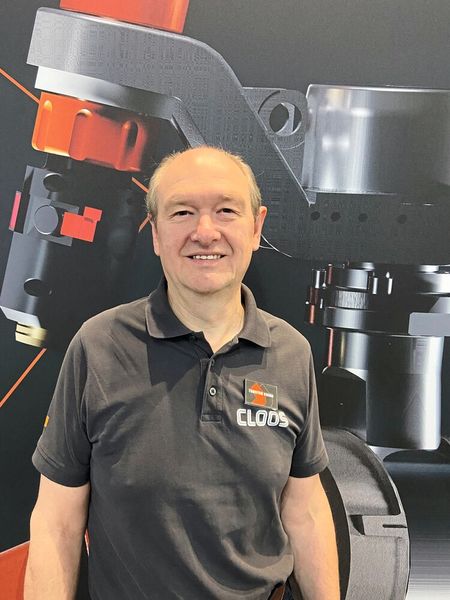 „Im Gegensatz zum klassischen Tandem-Schweißen mit zwei Lichtbögen setzt Tandem+ auf ein innovatives 3-Draht-System. Dabei werden zwei Lichtbögen mit einem zentralen Zusatzdraht in einem gemeinsamen Schmelzbad kombiniert“, sagt Torsten Kring, Gruppenleiter Automatisiertes Schweißen & Offline-Programmierung bei Cloos. (Bild: Cloos)