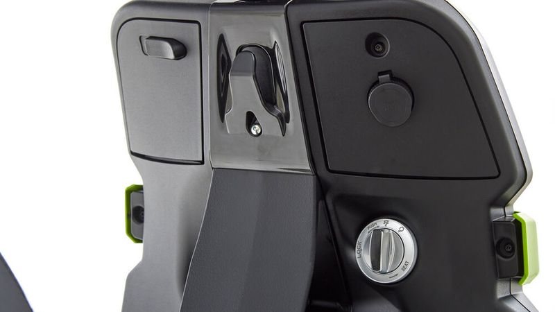 Der E-Scooter bietet im Beinschild zwei Staufächer und einen Taschenhaken. (Bild: Motori Minarelli)