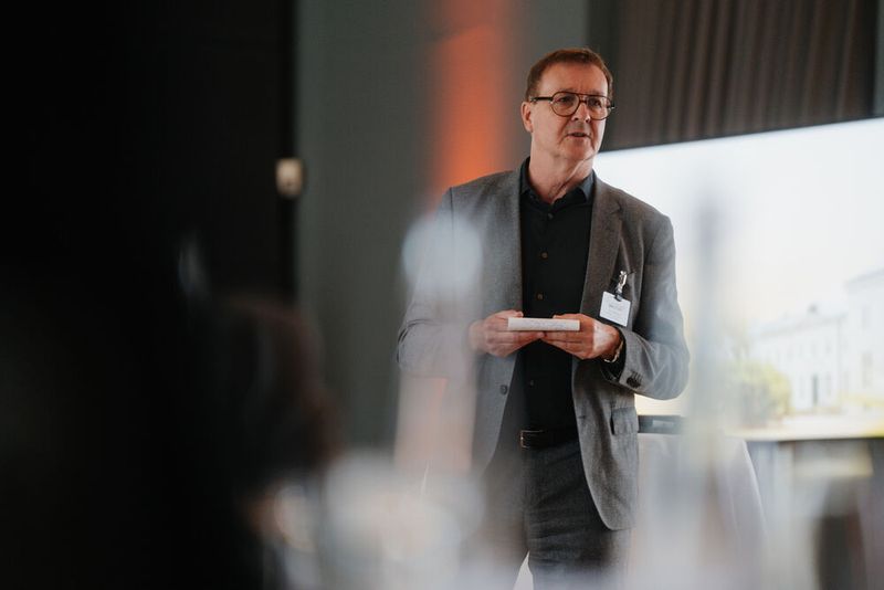 Ernst Bürger, Staatssekretär und CIO in Brandenburg, eröffnete als Gastgeber den eGovernment Summit 2026. (Bild: Manuel Emme Fotografie)