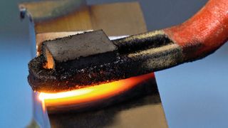 Beim Induktionshärten wird das Werkzeug nur an der Schnittkante aufgeheizt. (Eldec)