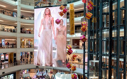 Was mit der LED-Technik derzeit möglich ist, illustriert die Suria KLCC Shopping Mall in Malaysia. Dort dreht sich das weltweit größte doppelseitige LED-Display mit 60m² Fläche, zusammengesetzt aus hochauflösenden LED-Modulen.(Bild:  Nanolumens)