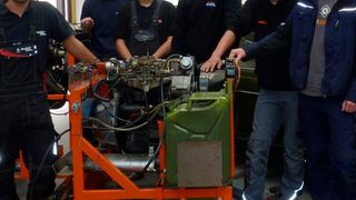 Die Azubis betrachten die Oldtimerqualifikation als gelungene Ergänzung. (Rolf-Benz-Schule)