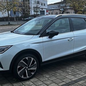 Manche Entwicklung im Automobilbereich ist seltsam bis fast grotesk, zumindest bei einigen Herstelllern wie bespielsweise dem VW-Konzern und damit auch Seat. Auch hier gibt es, wie z. B. beim Arona, gerade mal noch einen einzigen Farbton, der keinen Aufpreis kostet. Wer meint, dass dies ein „einfaches“ aber nach wie vor populäres Weiß wäre, der irrt gewaltig. Nein, einen Arona bekommt man lediglich in Rot. Alle (!) anderen Farbtöne wie auch das Weiß unseres Testwagens kosten Aufpreis (275 Euro). Und damit nicht genug: Auch das war's dann schon an Wahlmöglichkeiten in Sachen Uni-Töne. Alle anderen Farben gibt es lediglich in Metallic-Ausführung für einen – genau – Aufpreis von 650 Euro. (Bild:  Simon – VCG)