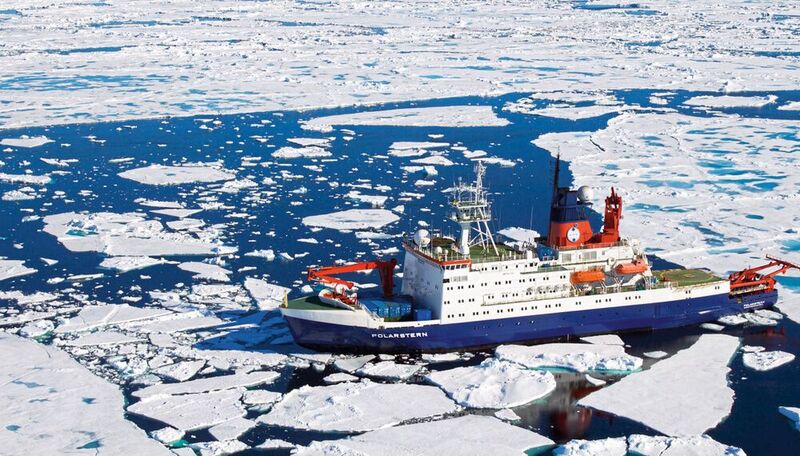 Forschungsschiff Polarstern auf Expedition PS86 im grönländischen Eis, etwa 4.000 m oberhalb der westlichen vulkanischen Zone des Gakkelrückens. (Bild: Alfred-Wegener-Institut / Stefanie Arndt)