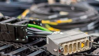 Der Rechtecksteckverbinder beinhaltet die Module Han High Density (3x), Han EE, Han RJ45, Han USB 2.0 (jeweils Stift-Varianten). (Harting)