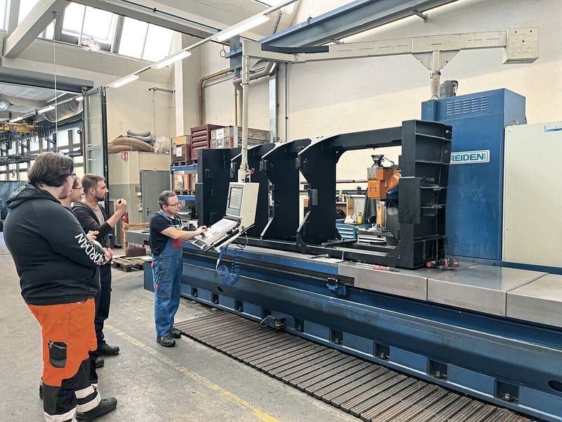L’usinage des châssis pour cadres basculants suscite toujours beaucoup de curiosité et d’intérêt tout particulièrement chez les apprentis polymécaniciens en formation chez Scheuchzer.  (Source : MSM)