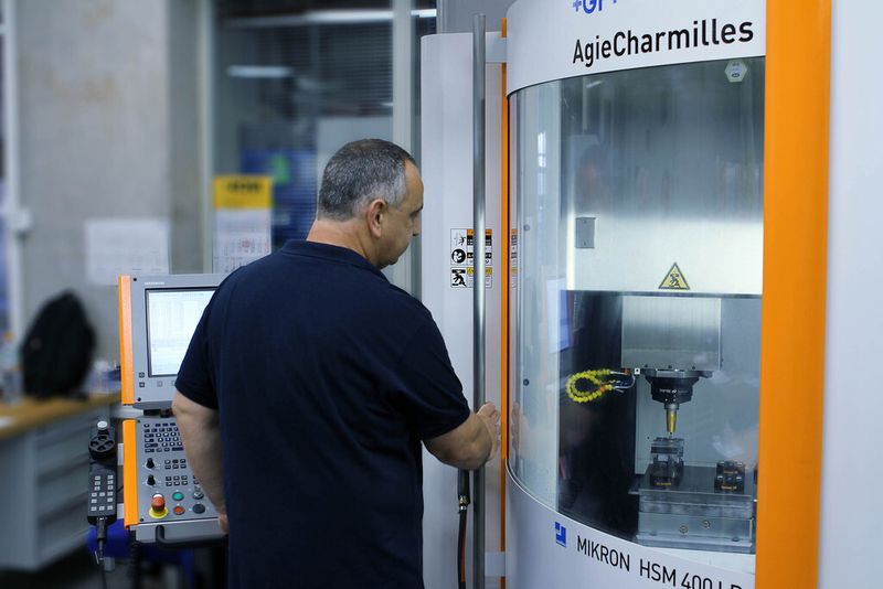 Matthias Fuchs von Leicht + Müller ist fasziniert von der Oberflächenqualität, die mit der Mikron HSM 400 LP erreicht wird. (Bild: GF)